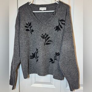 Stylish V-Neck Sweater‎ with Floral Accents
